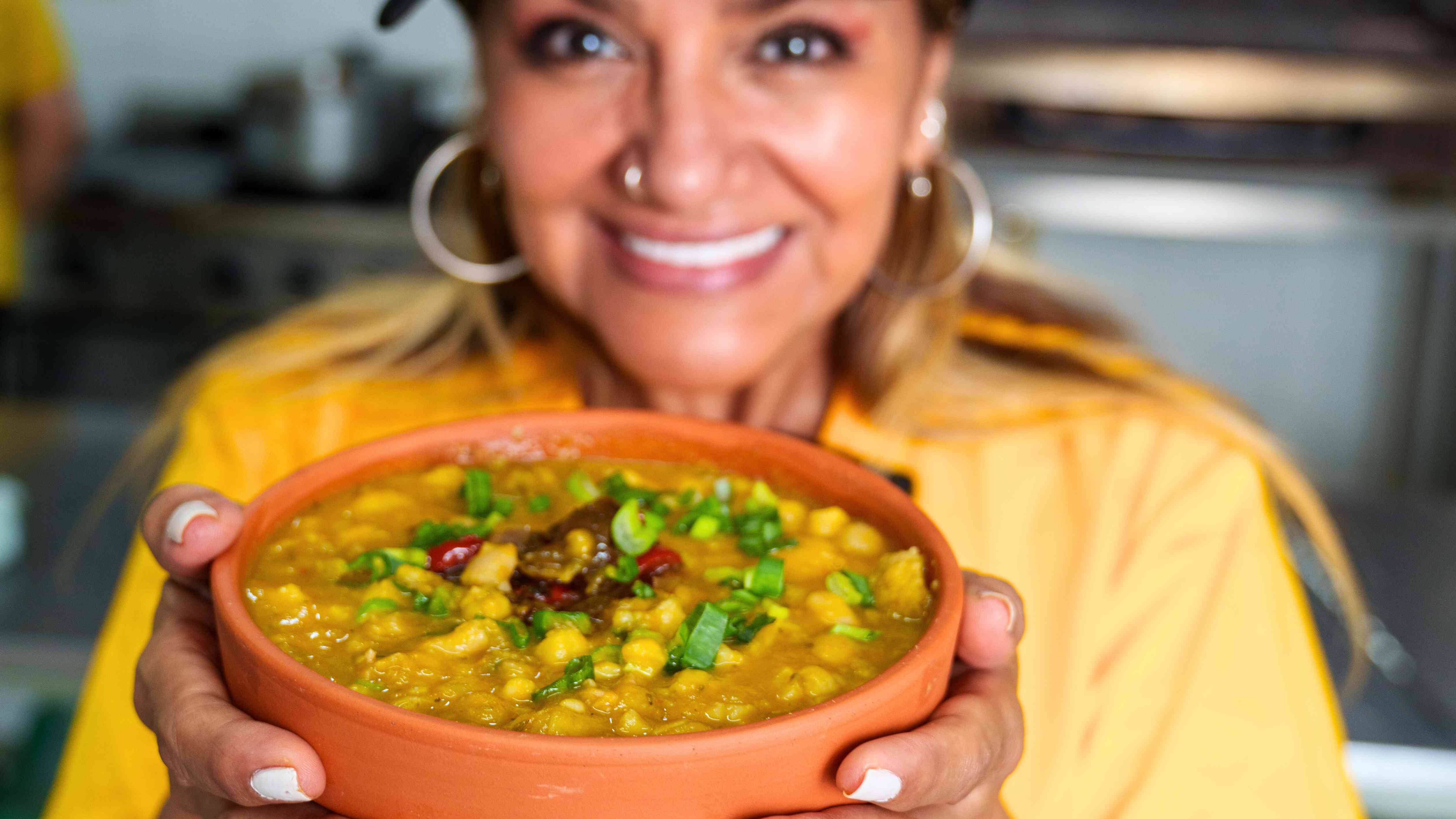 Gladys La Bomba Tucumana sosteniendo un plato de locro