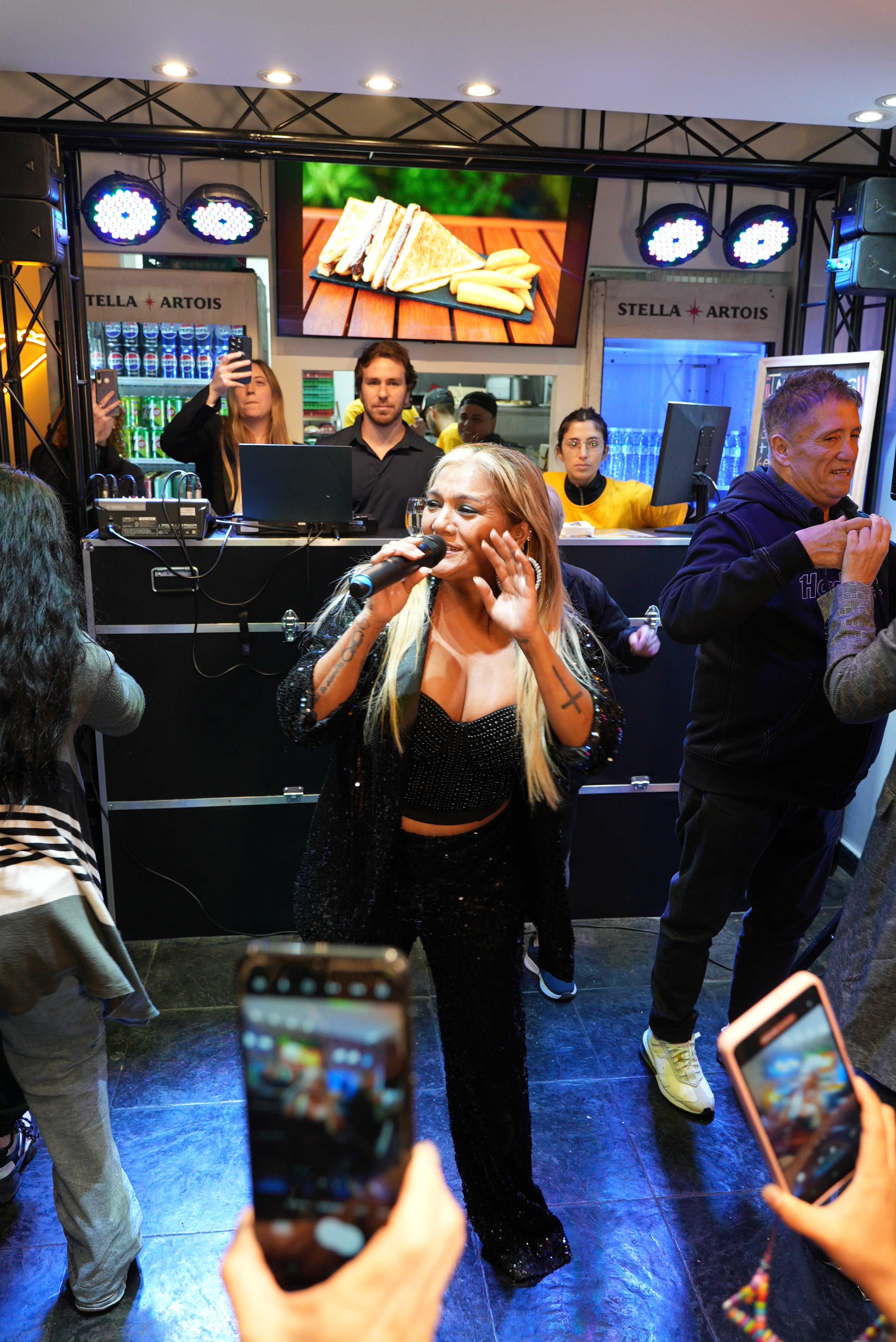 Gladys La Bomba Tucumana cantando en un evento de La Bomba Empanadas Tucumanas